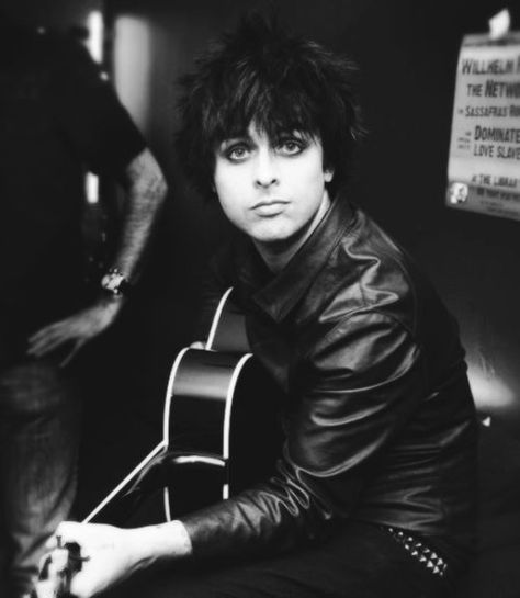 Billie Joe Armstrong / GREEN DAY Billy Joe Armstrong, Jason White, Green Day Billie Joe, Tré Cool, Joe Armstrong, Billie Joe Armstrong, Person Sitting, Michael Clifford, Pierce The Veil