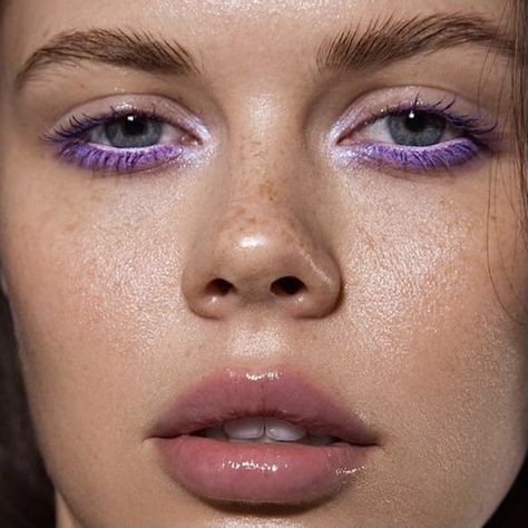 Color Eyeliner, Eyeliner Ideas, Maquillage On Fleek, Simple Eyeshadow, Minimalist Makeup, Purple Makeup, Pinterest Makeup, Colorful Eye Makeup, Colored Eyeliner