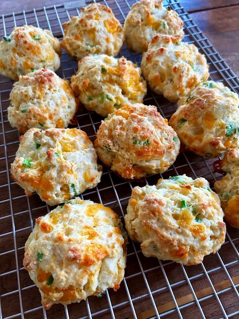 Cheddar Scallion Drop Biscuits. - Harvest & Nourish Scallion Biscuits, Irish Soda Bread Muffins, Easy Drop Biscuits, Banana Pecan Bread, Spring Breakfast, Cheesy Biscuit, Tasty Bread Recipe, Bread Soft, Savoury Biscuits