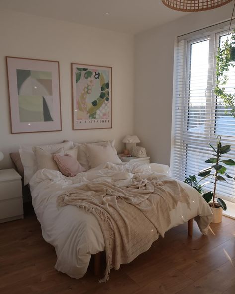 I am patiently waiting for the sunny days to come back ☀️ Cute Cozy Bedroom Ideas, Small Bedroom Ideas Cozy, Aesthetic Cozy Room, Uni House, Room Wishlist, Cozy Interiors, Aesthetic Dream, Earthy Home, College House