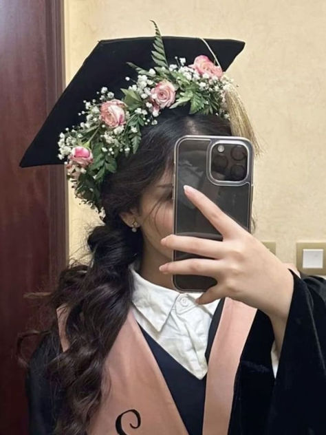 graduation cap idea: flower decoration Leather Pants Outfit Ideas, Graduation Hat Designs, Flower Graduation Cap, Graduation Cap Ideas, Graduation Pic Ideas, Grad Cap Decorated, Graduation Cap Decoration Diy, College Graduation Photoshoot, Graduation Look