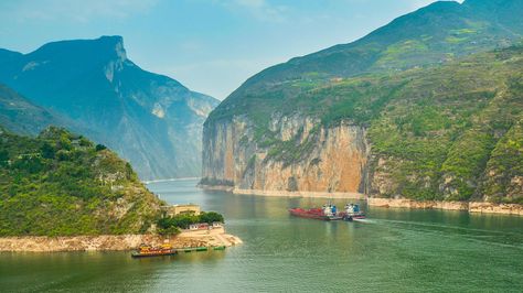 Yangtze River: Longest River in Asia #Science #iNewsPhoto Travel Quiz, Yangtze River, Terracotta Warriors, Nile River, Great Wall Of China, Chongqing, America And Canada, China Travel, River Cruises