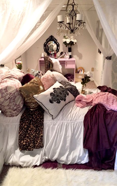 2000s Bedroom, Home Decor Wallpaper, Home Decoration Ideas, Decor Wallpaper, Room Design Ideas, Cozy Room Decor, Dreamy Room, Home Bathroom, Dream Room Inspiration