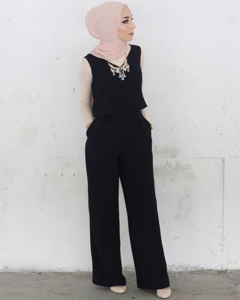 Chic hijab                                                                                                                                                                                 More Hijab Jumpsuit, Jumpsuit Hijab, Styles Hijab, Jumpsuit Styles, Hijab Fashionista, Hijab Trends, Muslim Women Fashion, Hijabi Style, Style Hijab