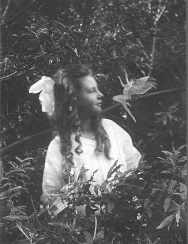 The Cottingley Fairies: A Famous Photo Hoax from 1917.A movie also...I just watched the movie...really liked it! Cottingley Fairies, Arte Hippy, Real Fairies, Fairies Photos, Steve Mccurry, Famous Photos, Fairy Pictures, Arthur Conan, Vintage Fairies