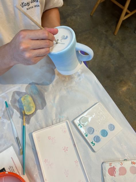 Pottery Painting With Boyfriend, Color Me Mine Couple Ideas, Pottery Painting Ideas Couples, Pottery Painting Date Aesthetic, Pottery Painting Couple, Color Me Mine Date, Mug Painting Ideas For Boyfriend, Pottery Date Aesthetic, Aesthetic Dishware