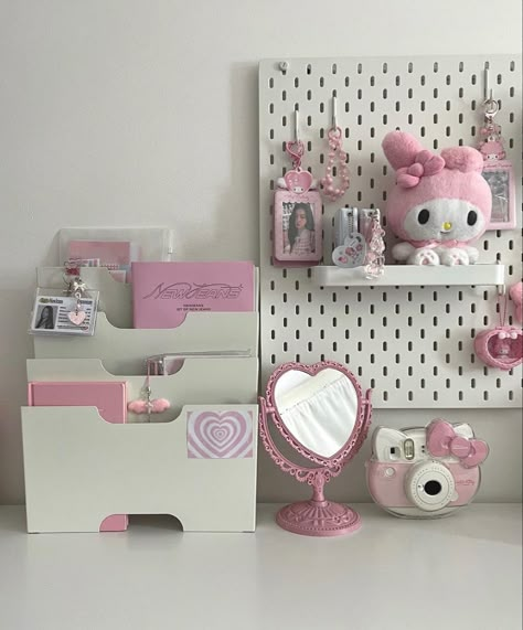 Ideas Habitaciones, Study Desk Decor, Otaku Room, Pink Room Decor, Dekorasi Kamar Tidur, Pinterest Room Decor, Study Room Decor, Girly Room, Room Desk