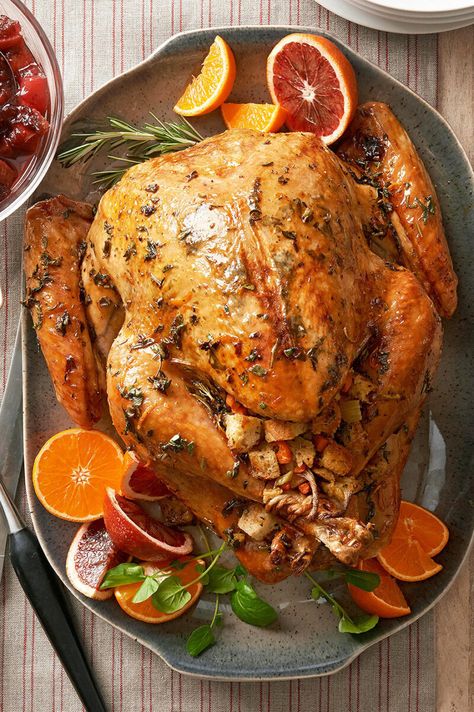 Peru de Natal recheado à moda antiga Cooking A Stuffed Turkey, Turkey Breast Crockpot, Cooking Turkey Breast, Herb Roasted Turkey, Golden Chicken, Crockpot Turkey, Tender Meat, Decorações Com Comidas, Points Recipes