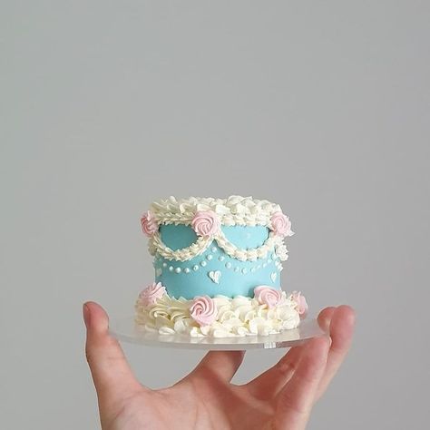 Mini Lambeth Cake, Vintage Mini Cake, Small Vintage Cake, Small Cake Decorating, Mini Vintage Cake, Small Cake Designs, Pretty Cake Designs, Vintage Buttercream Cake, Tiny Cake