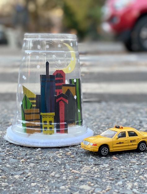 Preschool Snowglobe Craft, New York Snow Globe, Creative Crafts For Kids, Brownies Activities, New York Activities, Snow Globe Craft, City Snow, City Skyscrapers, Kids Globe