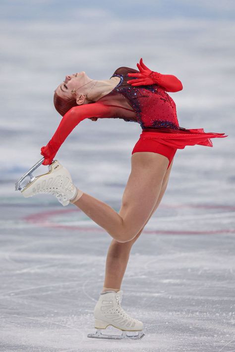 Sasha Trusova, Skating Aesthetic, Ice Skating Rink, Russian Figure Skater, Cheer Stunts, Alexandra Trusova, People Figures, People Poses, Ice Dance