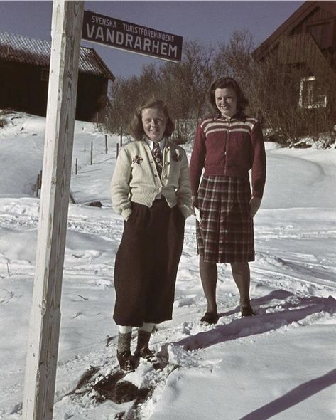 1940s Winter Fashion, Vintage Winter Fashion, Forties Fashion, 1940s Women, 1940s Outfits, 20th Century Fashion, Vintage Wardrobe, 40s Fashion, Vintage Winter