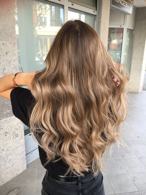 Balyage Blonde Brown, Rambut Brunette, Bronde Balayage, Balayage Blonde, Dirty Blonde Hair, Honey Blonde Hair, Brown Hair Balayage, Dark Blonde Hair, Blonde Hair Inspiration