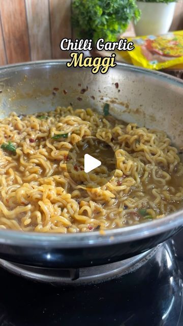 Chilli Garlic Maggi, Maggi Recipes, 2023 Love, Chow Mein, Spicy Food, Spicy Recipes, Noodles, Food To Make, Garlic