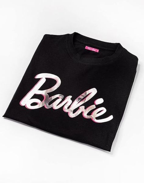 100% Cotton Pull On closure Machine Wash LONGLINE RELAXED FIT BARBIE T-SHIRT FOR WOMEN - Show your love for Barbie in this boyfriend fit top. It will be your go-to outfit for shopping trips, meeting with friends and lounging. Shirt Logo Ideas, Barbie Shirt, Sublimacion Ideas, Barbie Clothing, Barbie Logo, Lady Doll, Ladies Top, Black Graphic Tees, T Shirt Oversized