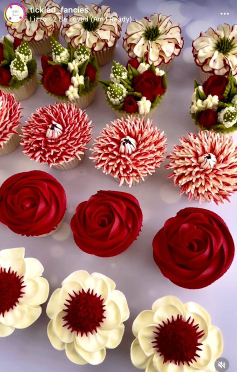 Valentine Cupcake Bouquet, Christmas Cupcake Bouquet, Quince Dessert Table, At Home Bakery, Cake Decorations Ideas, Buttercream Flowers Cupcakes, Bouquet Cupcakes, Paint Cake, Cupcake Flower Bouquets