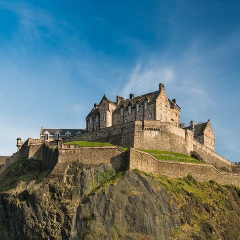 Edinburgh Castle Aesthetic, Edinburg Castle, Uk Landmarks, Edinburgh Castle Scotland, Old Town Edinburgh, Scotland Art, Scotland Vacation, Scotland History, Scotland Edinburgh