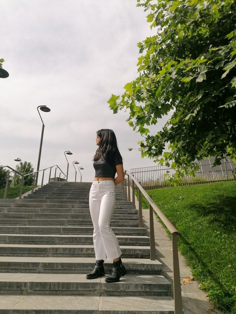 Photos On Stairs Instagram, Photoshoot On Stairs, Staircase Poses, Stairs Photoshoot, Stairs Aesthetic, Stairs Photography, Jojo Pose, Photoshoot Locations, Bell Pants