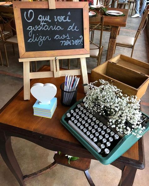 Decoração de casamento rústico: 70 fotos e ideias apaixonantes - Tua Casa Small Private Wedding, Vintage Wedding Table, Wedding Centerpieces Diy, Budget Wedding, Elope Wedding, Wedding Tips, Typewriter, Marry Me, Romantic Wedding