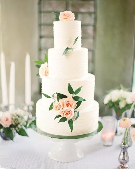 Wedding Cakes with Fresh Flowers Wedding Cakes With Fresh Flowers, Spring Wedding Cakes, Best Wedding Cakes, Metallic Wedding Cakes, Buckwheat Cake, Spring Wedding Cake, White Desserts, Fresh Flower Cake, Flowers Real