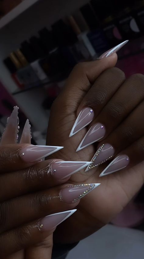 Graduation Nail Art Design, Pointy French Tip Nails Stilettos, Medium Stellito Nails, Nail Ideas Sharp, Short French Stiletto Nails, Simple Stiletto Nail Designs, Graduation Nails Stiletto, Staleto Nails Short Almond, Birthday Stilletos Nails