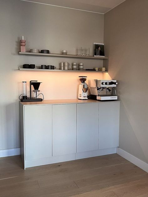 Coffee Bar Ideas Kitchen, Coffee Bar In Kitchen, Kaffe Station, Bar In Kitchen, Coffee Bar Ideas Kitchen Counter, Kitchen Coffee Bar, Coffee Bar Station, Coffee Bar Ideas, Farmhouse Coffee Bar