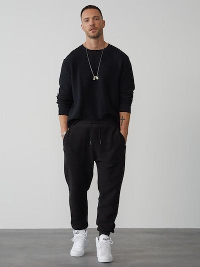 Black Joggers Outfit Men, Monochrome Outfit Men, All Black Outfit Casual, Black Joggers Outfit, Daniel Fox, Black Coat Outfit, Athleisure Street Style, Men Lifestyle, Black Outfit Men