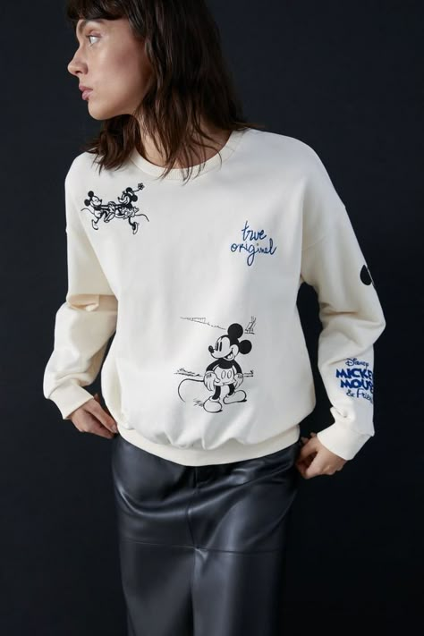 Zara Disney, Disney Designs, Disney Sweaters, Life Care, Disney Sweatshirts, Zara Sweater, Mickey And Minnie, Round Neck Sweatshirts, Pesticides