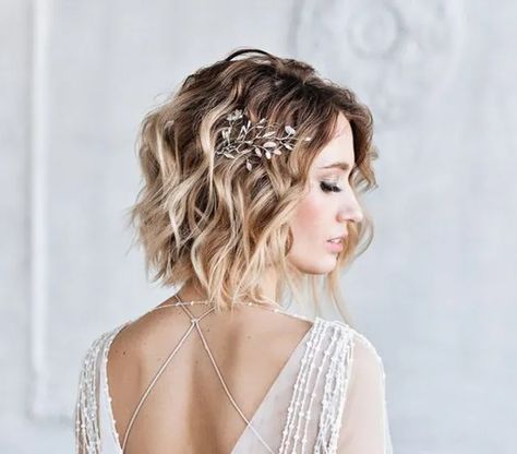 Examples Of Short Hair Wedding Styles – The Strawberry Fountain Simple Curls, Color Highlights, Wedding Romantic, Romantic Jewelry, Brunette Color, Wedding Hair Clips, Short Wedding Hair, Penteado Cabelo Curto, Wedding Hair Pins