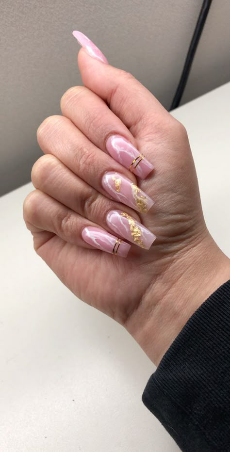 Pink Marble Nails With Glitter, Marble Nails Pink Gold, Pink And Gold Swirl Nails, Pink Nails Gold Accent, Pink Golden Nails, Pink And Gold Nails Coffin, Pink Marble Nails With Gold Flakes, Pink Marmor Nails, Baby Pink And Gold Nails