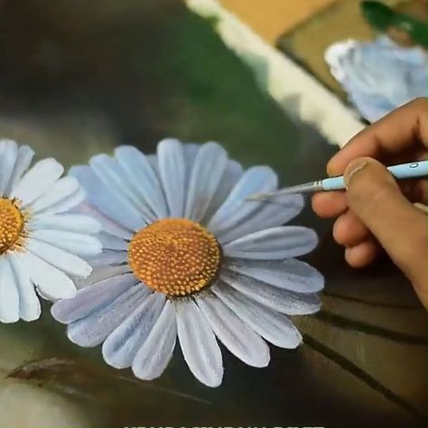 Painted Daisy Flower, How To Paint A Daisy, Daisy Painting Acrylic Easy, Daisy Painting Tutorial, Flower Painting For Beginners, Daisy Flower Painting, Flower Painting Tutorial, Denim Painting, Doodling Art