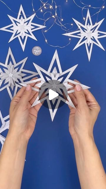 Snowflake Out Of Paper, 3d Paper Snowflakes, Snowflakes Diy, Paper Snowflake Patterns, Diy Christmas Snowflakes, Paper Snowflakes Diy, How To Make Snowflakes, Snowflakes Art, Snowflake Craft