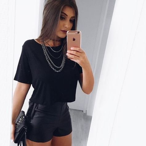 Outfits perfectos para una cita en un bar Trendy Party Outfits, Bar Outfits, Ladies Head Scarf, Casual Party Outfit, Fiesta Outfit, Looks Black, Trendy Fashion Outfits, Going Out Outfits, Ladies Dress Design