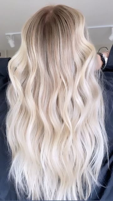 Bright Blonde With Face Framing, Popular Blonde Hair Color 2023, Bright Creamy Blonde Balayage, Platinum Blonde Hair Root Smudge, Blonde Hair With Natural Roots, Platinum Blonde Hair Dark Roots, Blond Foils, Creamy Blonde Hair Balayage, Super Blonde Balayage