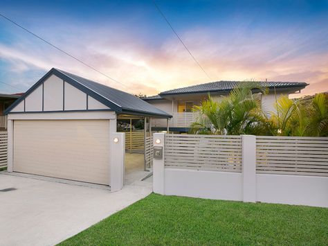 love the carport and fence Fenced Front Garden, Hamptons Carport, Modern Car Port Ideas Carport Designs, Add On Garage To House, Carport With Garage, Carport In Front Of House, Carport Fence, Car Port Ideas, Carport Makeover