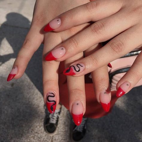 Snake Design Nails, Red Black Nails, Snake Skin Nails, Gel Polish Designs, Red Snake, Formal Nails, Red Acrylic Nails, Black Nail Art, Long Nail Designs