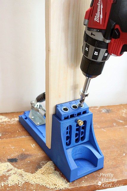 kreg_jig_drilling_pocket_holes Easy Woodworking Ideas, Woodworking Shows, Kreg Jig, Learn Woodworking, Diy Holz, Popular Woodworking, Wood Plans, Wood Tools, Woodworking Jigs