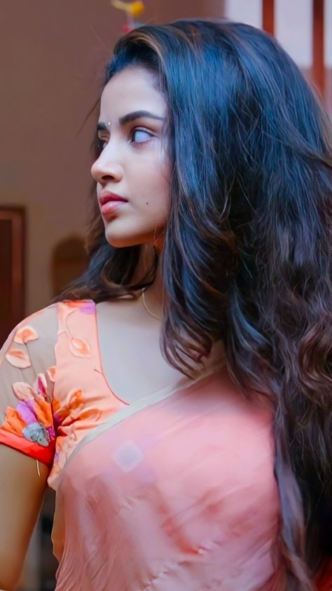 #AnupamaParameswaran Hairdo Wedding, Anupama Parameswaran, Indian Actress Hot Pics, Beautiful Smile Women, Indian Beauty Saree, A Woman, On Twitter, Orange