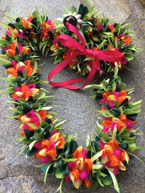 Fresh Flower Lei, Yarn Lei, Origami Ribbon, Lei Ideas, Graduation Leis Diy, Ribbon Ideas, Ribbon Lei, Flower Lei, Graduation Leis