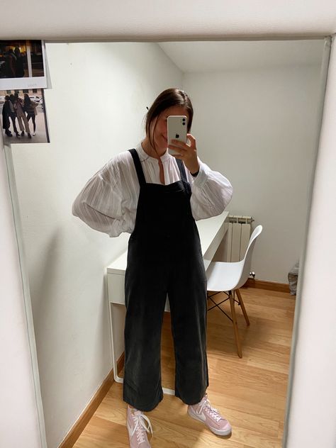 Wide Leg Dungarees Outfit, Overalls Outfit Aesthetic Winter, Halara Overalls Outfit, Elegant Grunge Aesthetic, Oversized Spring Outfit, How To Dress Up Overalls, Overalls Outfit Work, Business Casual Overalls, Overall Winter Outfit