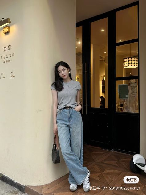 Korean Celebrities Fashion, Tita Outfit Ideas, Korean Jeans Outfit, Ootd Korean Style Casual, Korea Summer Fashion, Jeans Outfit Korean, Fotografi Fesyen, Korean Summer Outfits, Simple Casual Outfits