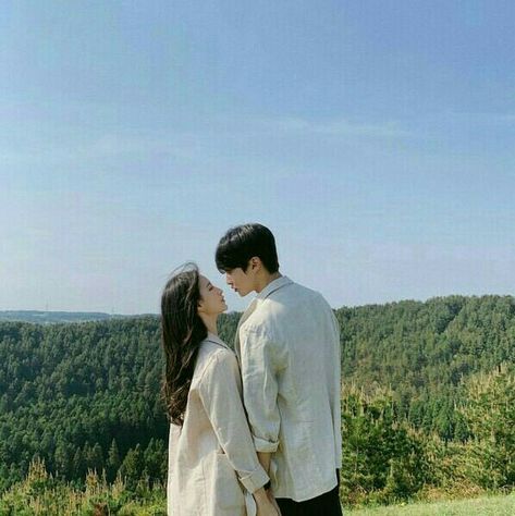 Proposal Aesthetic Faceless, Pose Couple, Wedding Portrait Poses, Couple Picture Poses, Korean Couple, Couple Photoshoot Poses, Photo Poses For Couples, Aesthetic People, Crafts With Pictures