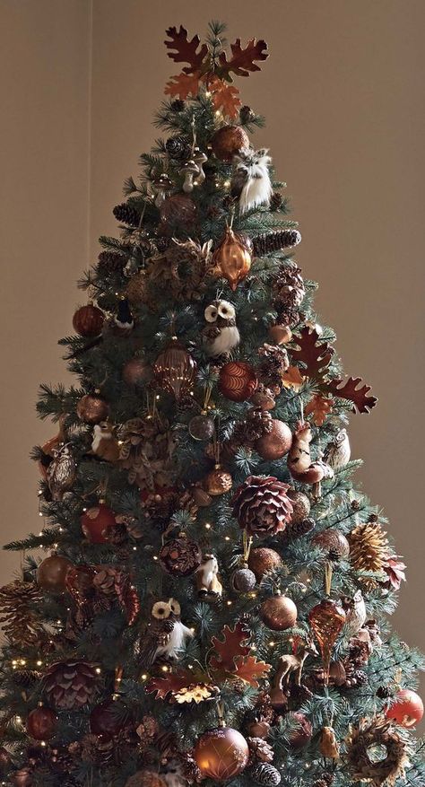 Picture of a fabulous fall tree decorated with gold and brown ornaments, plywood leaves, pinecones, lights and faux owls Autumn Christmas Tree, Woodland Christmas Tree, Christmas Tree Drawing, Alternative Christmas, Gold Christmas Decorations, Christmas Tree Inspiration, Woodland Christmas, Beautiful Christmas Trees, Rustic Christmas Tree