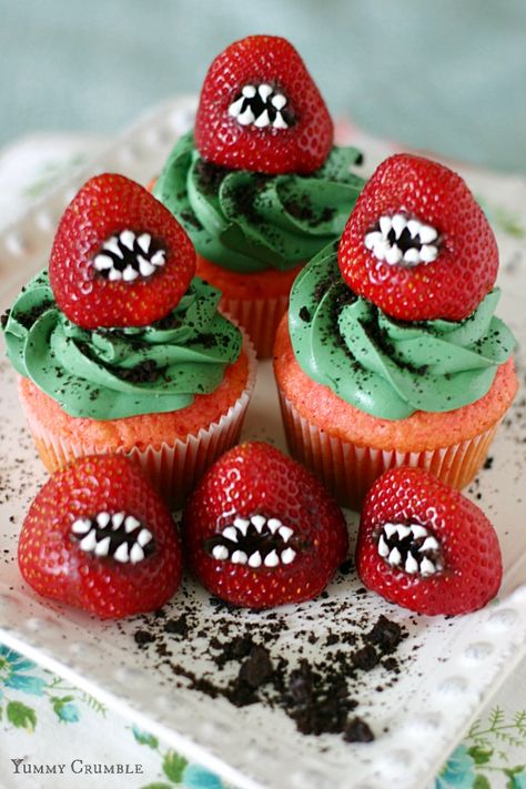 Top 5 Halloween Recipes via Wish Farms! Snack Halloween, Halloween Fingerfood, Halloween Torte, Halloween Food Cupcakes, Dessert Halloween, Postres Halloween, Recetas Halloween, Kids Halloween Food, Strawberry Cupcake