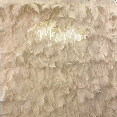 Feather Backdrop, Feather Wedding Decorations, Feather Signs, Modern Chic Wedding, Baby Nursery Inspiration, Unique Wedding Receptions, Cute Birthday Pictures, Nye Wedding, Feather Wedding