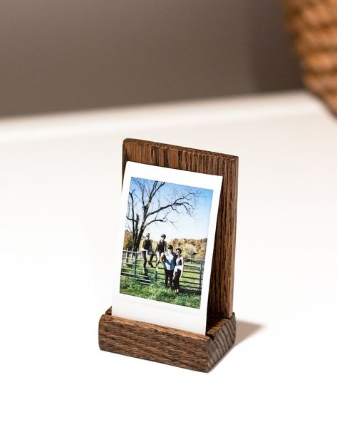 Polaroid Photo Holder, Instax Diy, Polaroid Pictures Display, Instax Mini Frame, Instax Mini Ideas, Marco Polaroid, Polaroid Display, Instax Frame, Polaroid Picture Frame