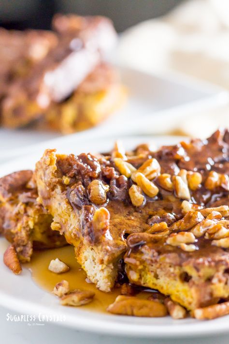 This pumpkin french toast bake is super easy to make. Perfect for a low carb breakfast during the fall season that helps you stay sugar free French Toast Baked, Keto Pumpkin Recipes, Pumpkin French Toast Bake, Pumpkin French Toast Casserole, Vegan Pumpkin Cookies, Quick Keto Breakfast, Low Carb Holiday, Recipes For Fall, Pumpkin French Toast