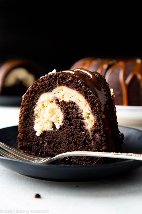 Chocolate Cream Cheese Bundt Cake, Cream Cheese Bundt Cake, Dessert Restaurant, Pudding Chia, Dessert Mousse, Pumpkin Bundt Cake, Chocolate Bundt, Sally's Baking, Torte Cupcake