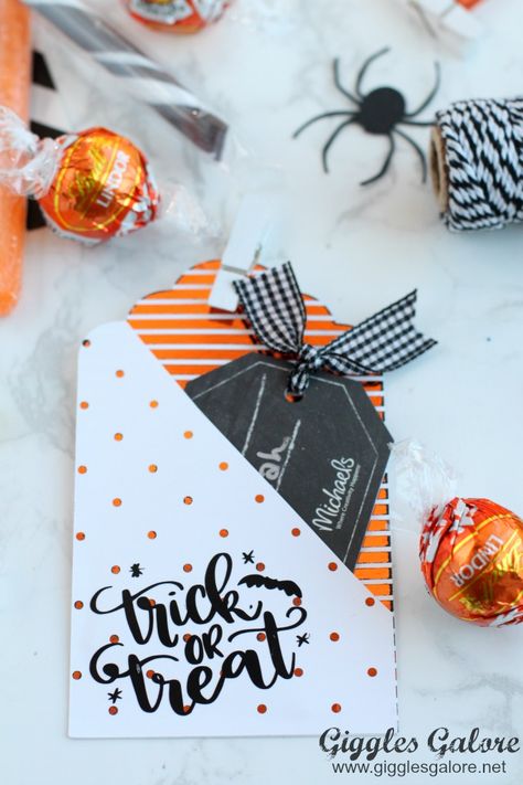 DIY Halloween Gift Card Tags Diy Halloween Gift Tags, Halloween Gift Card Ideas, Halloween Gift Card Holders, Diy Halloween Gift Bags, Halloween Cards To Make, Simple Homemade Gifts, Halloween Decorations Cute, Halloween Packaging, Gift Card Tags