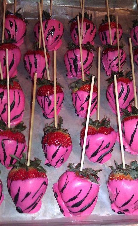 Zebra strawberries Mcbling Theme Party, Y2k Birthday Decorations, Mcbling Party Decor, Y2k Party Cake, Zebra Strawberries, Trashy Birthday Party Ideas, Mcbling Birthday Cake, Y2k Snacks, Brats Birthday Theme